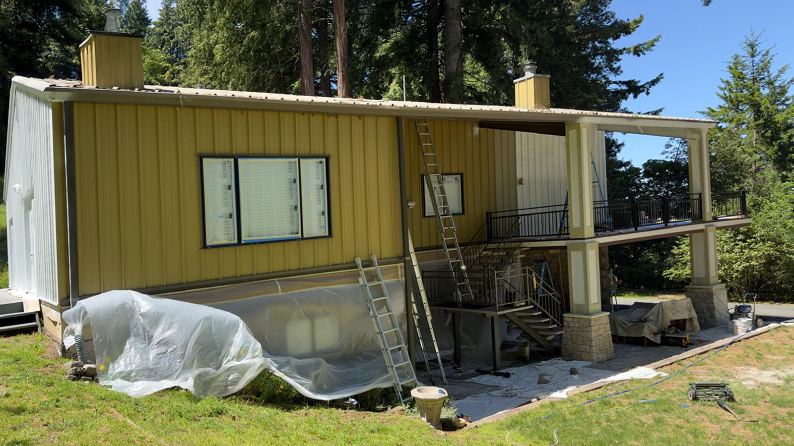 Bay Area apartment building with outdated exterior paint before H.A. Painting